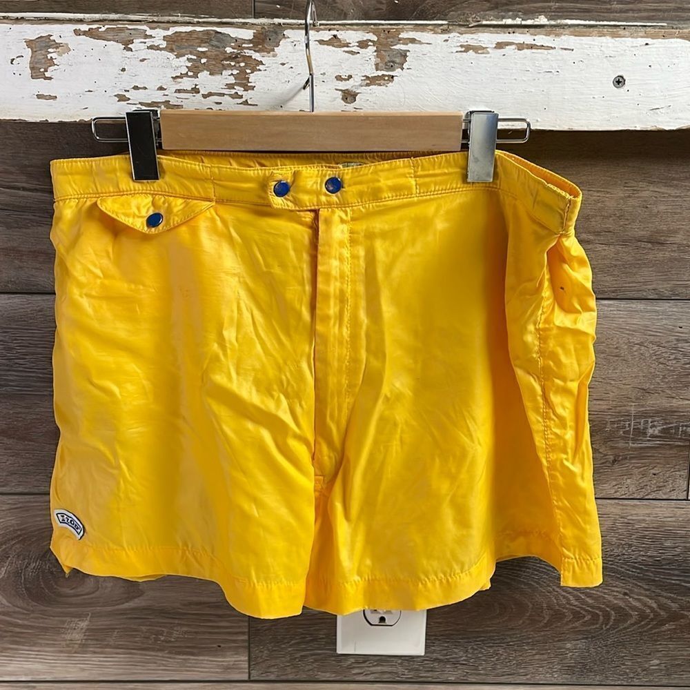 IZOD Women’s Vintage Nylon Lined Shorts Snap Zipper Close Golden Yellow Size XL